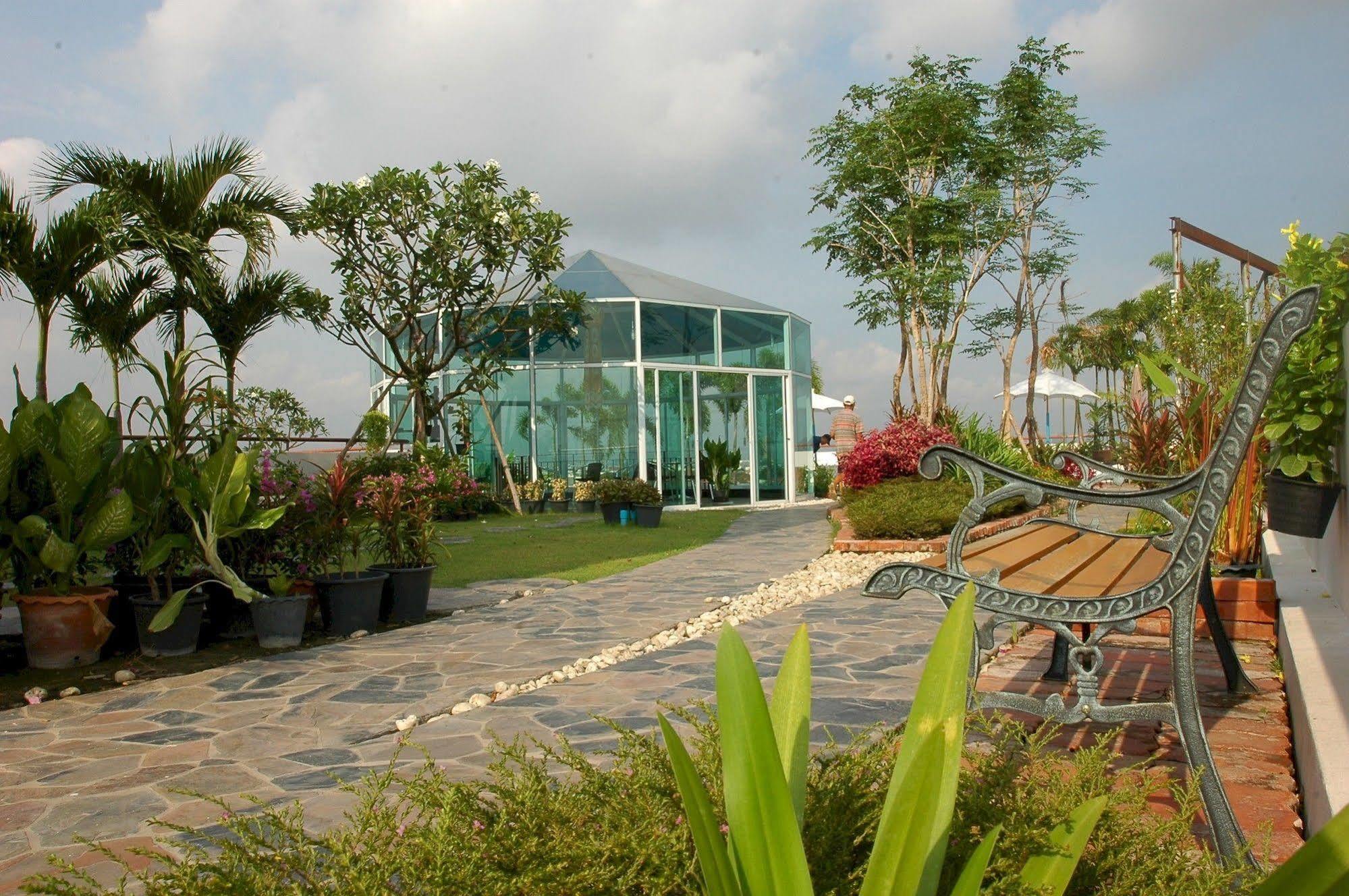 Bansabai Hostelling International Bangkok Buitenkant foto